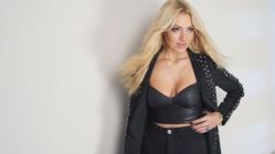 Hadise bikinisiyle poz verdi