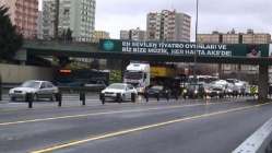 İstanbul'da TIR üst geçide takıldı! Trafik felç...