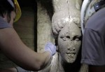 Kadın heykellerin koruduğu mezarlar