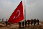 Kobani sınırına dev Türk bayrağı asıldı