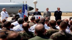 Macron askeri üssü ziyaret etti