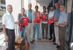 Muhtarlar Belsa esnafına Türk bayrağı dağıttı