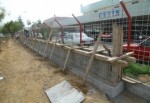 Oto Galericiler Sitesi’ne beton duvar