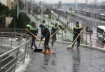 Yaya köprülerinde kar temizliği