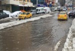 Yol Çöktü,Belediye Ekipleri Ortada Yok