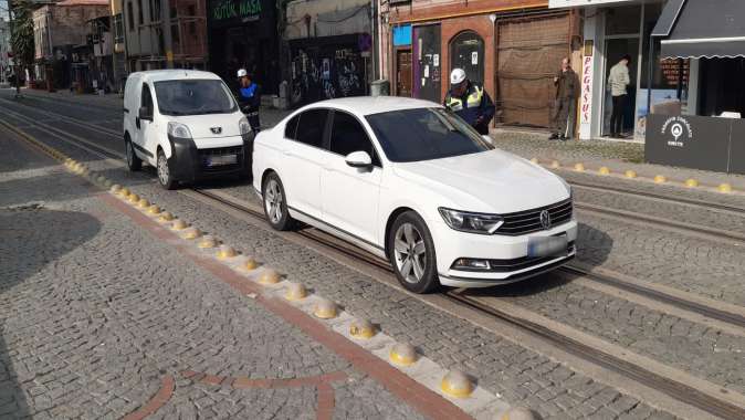 Tramvay yoluna park eden araçlara sıkı denetim