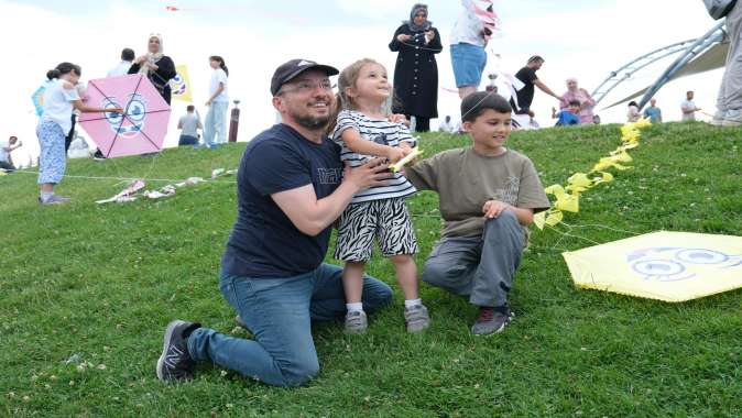 Uçurtmalar gökyüzünü, sevgi yürekleri sardı