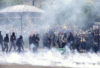 Ülke karıştı! Binlerce kişi hükümete karşı ayaklandı