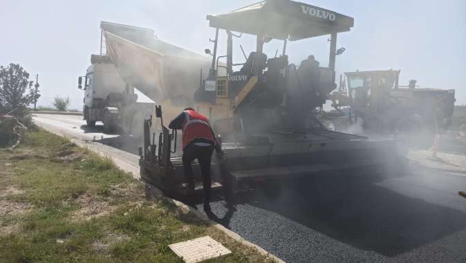 Üniversite Caddesine asfalt ve yaya kaldırımı