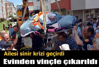 Vinçle evinden çıkarıldı