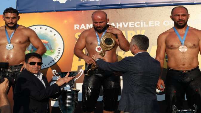 Yağlı güreşlerde başpehlivan Orhan Okulu oldu