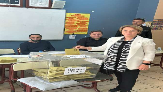 Yasemin Özdemir Gebze’de oy kullandı