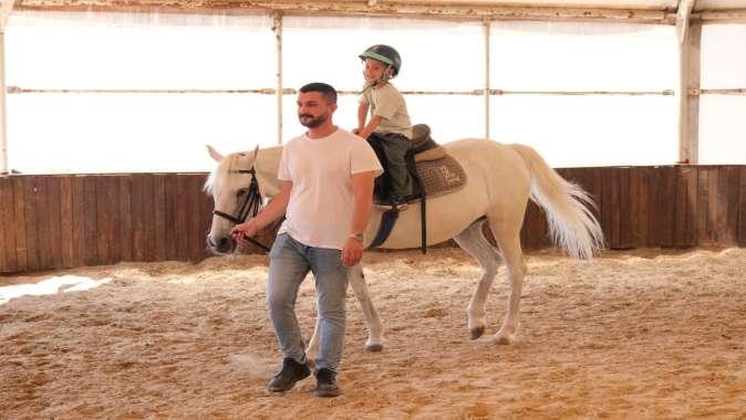 Yaz tatiline at üstünde ‘merhaba’ dediler