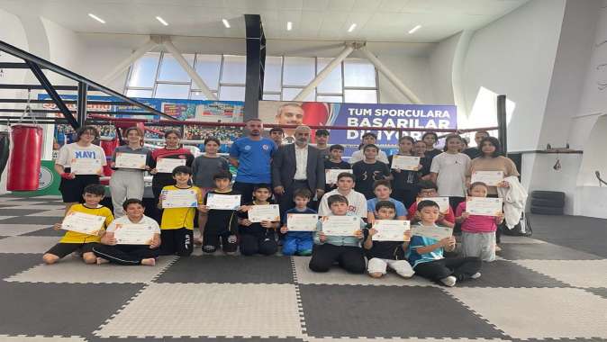 Yeni kick boks sporcuları kuşak diplomalarını aldı