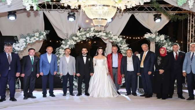 Yılın nikahında 37 şahit imza attı