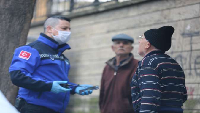 Zabıta sokak sokak gezdi, 65 yaş üstü vatandaşları evlerine yönlendirdi