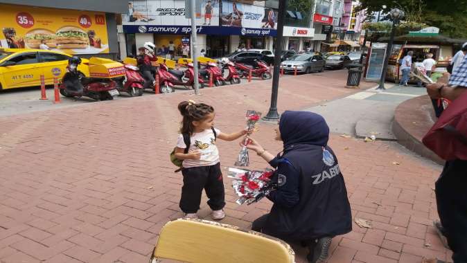 Zabıtadan esnaf ve vatandaşa karanfil