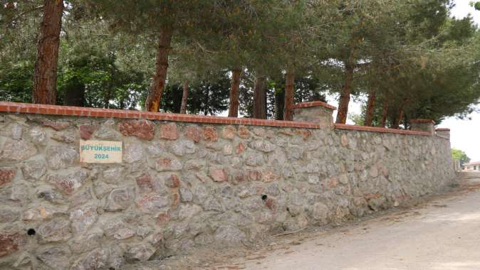 17 mezarlıkta taş duvar ve tel çit yapılıyor