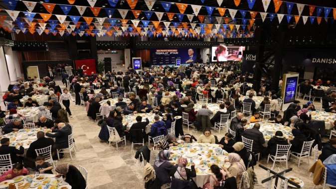 AK Parti iftarında 3 bin kişi aynı sofrada oruçlarını açtı
