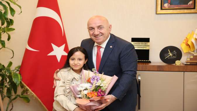 Başkan Bıyık koltuğunu minik İpek’e bıraktı