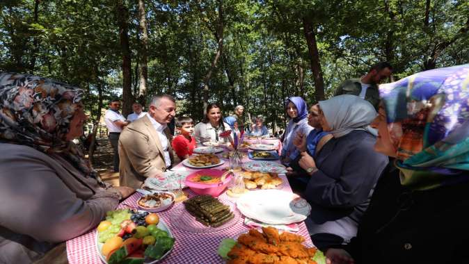 Başkan Büyükakın, Gebze’de annelerin pikniğine katıldı Başkan Büyükakın, Gebze’de annelerin pikniğine katıldı