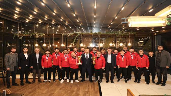 Başkan Büyükgöz’den Güreş Takımına Tebrik Başkan Büyükgöz’den Güreş Takımına Tebrik