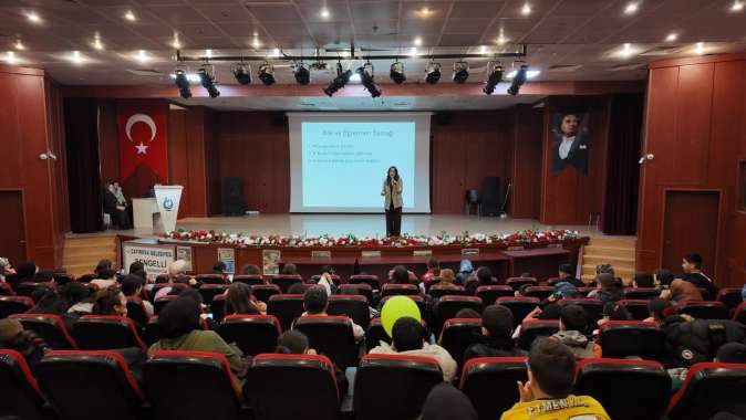 Bilgi evi öğrencileri ve velileri akran zorbalığına karşı bilinçlendi