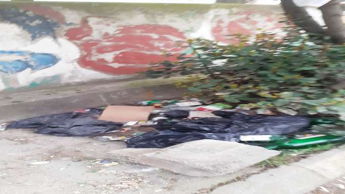 CAMİ VE OKUL DUVARI ALKOL VE ÇÖP YUVASI OLDU