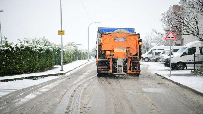 Çayırova’da ekipler karla mücadele çalışmalarını sürdürüyor