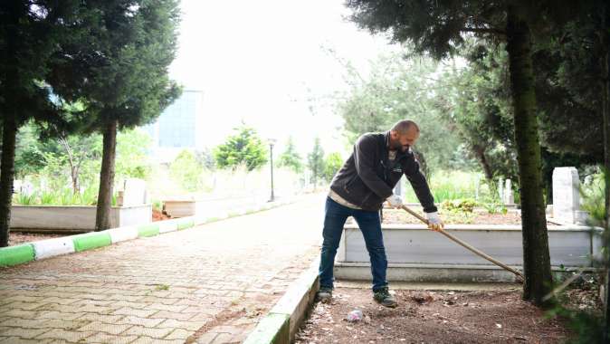 Çayırova mezarlıklarında bayram öncesi bakım
