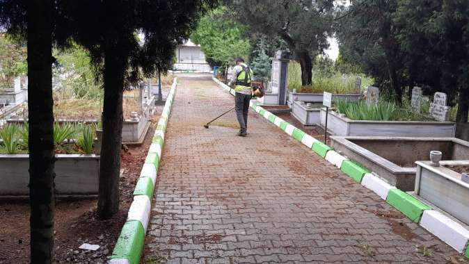 Çayırova mezarlıklarında bayram öncesi bakım Çayırova mezarlıklarında bayram öncesi bakım