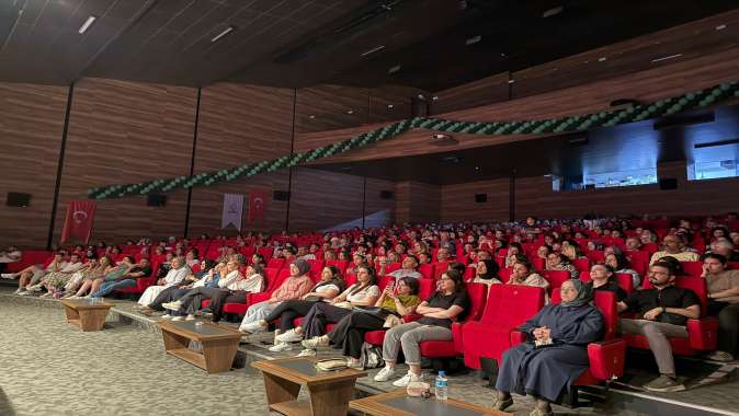 Çayırovalı genç tiyatrocuların performansı büyük alkış aldı