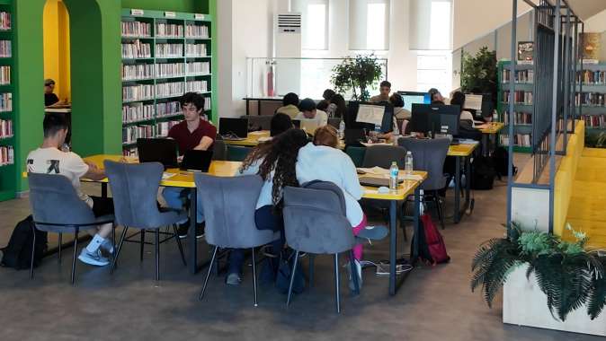 Çayırovalı gençler, sınava kitap kahvelerde hazırlanıyor