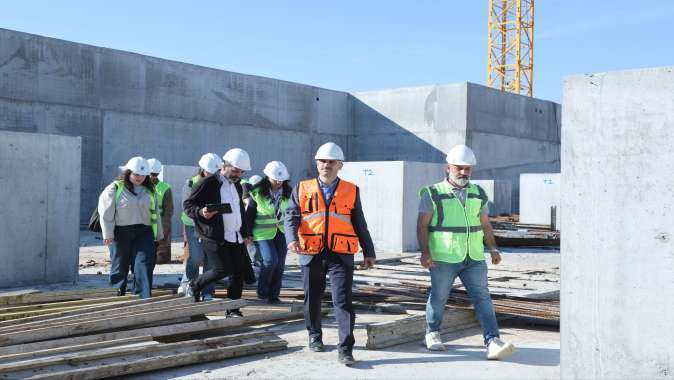 Çiftçi, hastane inşaatını GTÜ’lü öğrencilerle birlikte inceledi