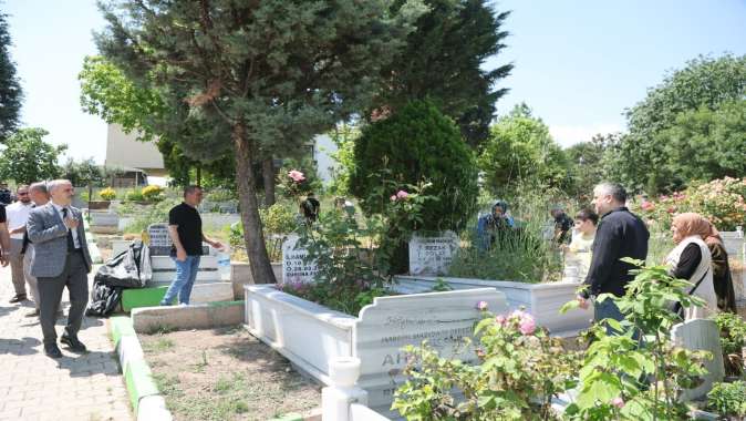 Çiftçi, kabir ziyareti yapan Çayırovalıları yalnız bırakmadı
