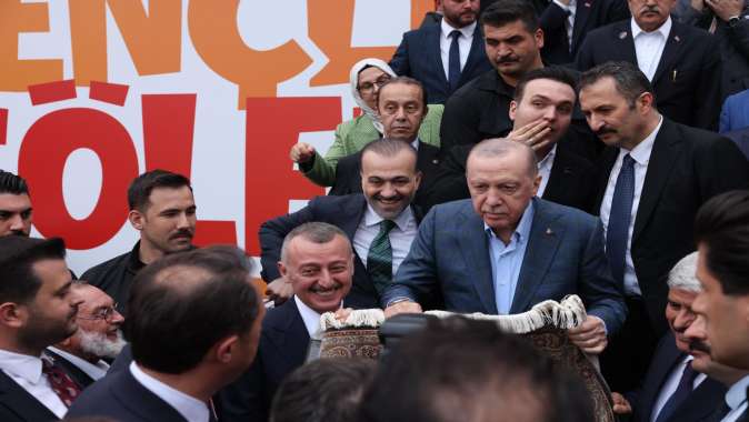Cumhurbaşkanı Erdoğan’a forma imzalattı