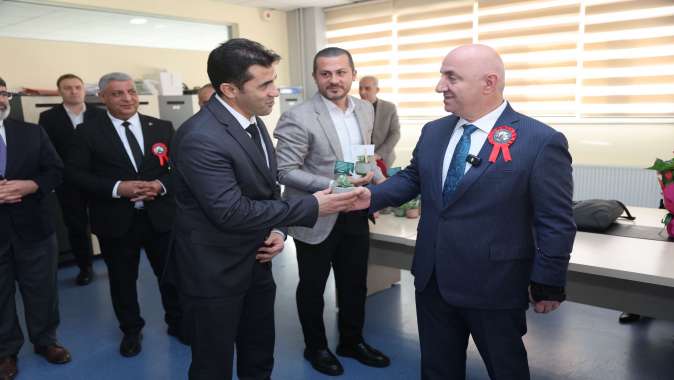 DARICA BELEDİYESİ, ÖĞRETMENLER GÜNÜNÜ ÇİÇEKLERLE KUTLADI