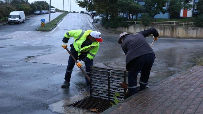 Fen işleri ekiplerinden yoğun yağmur mesaisi