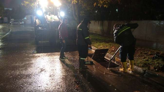 Fen işleri ekiplerinden yoğun yağmur mesaisi