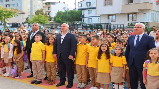 İlk ders zilinde Bıyık’tan öğrencilere destek