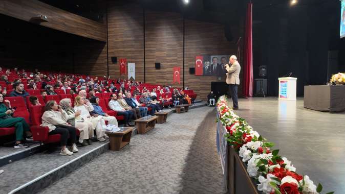 Nurullah Genç, kitap günlerinin kapanışında okurlarıyla buluştu Nurullah Genç, kitap günlerinin kapanışında okurlarıyla buluştu