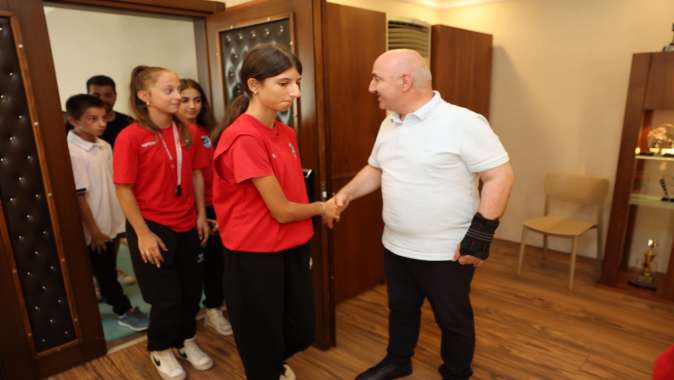 Şampiyon sporcular başarılarını Başkan Bıyık ile paylaştı