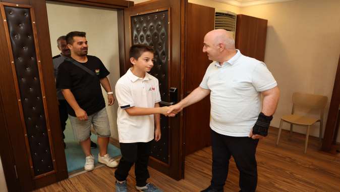 Şampiyon sporcular başarılarını Başkan Bıyık ile paylaştı Şampiyon sporcular başarılarını Başkan Bıyık ile paylaştı