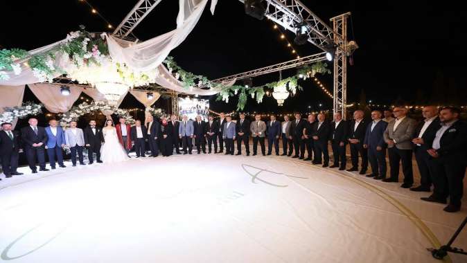 Yılın nikahında 37 şahit imza attı Yılın nikahında 37 şahit imza attı