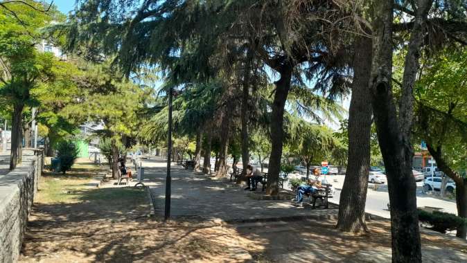 Akşemsettin , parkı mı meyhane mi ?