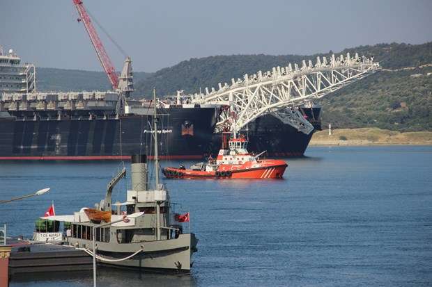 Dev gemi Çanakkale Boğazı'ndan geçti